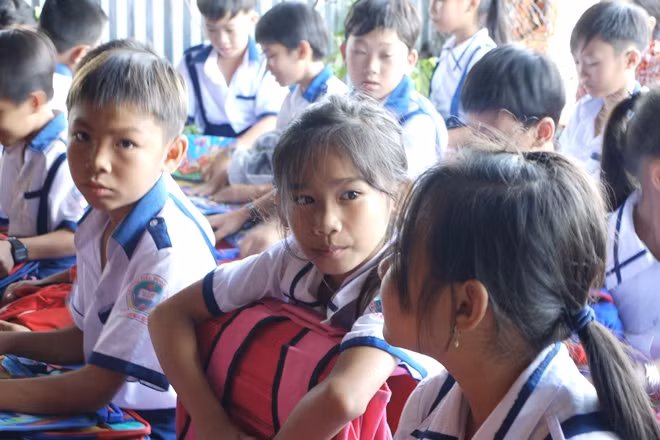 Niềm vui được nhận quà của các em nhỏ.