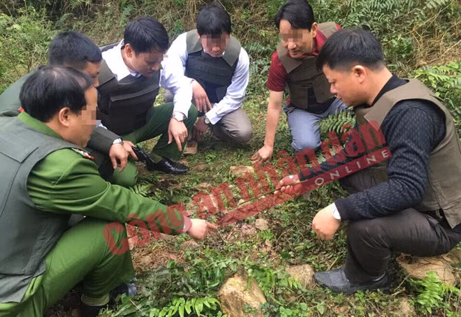 Các trinh sát truy tìm giấu vết đối tượng bỏ trốn.
