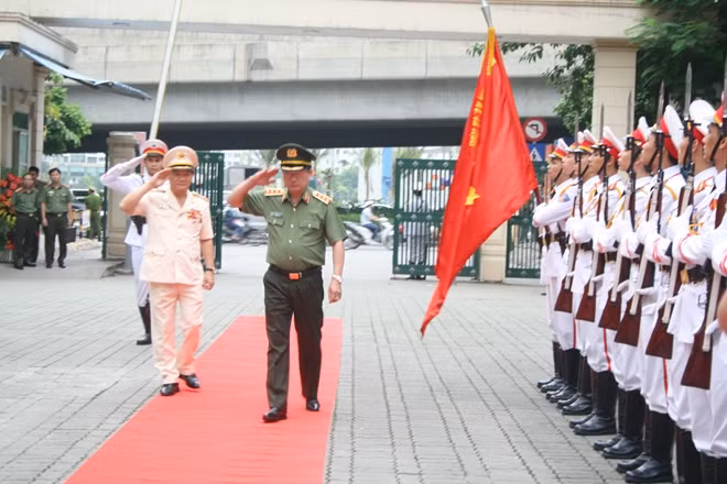 Thứ trưởng Nguyễn Văn Thành duyệt đội danh dự Trường ĐH PCCC