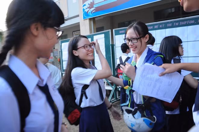Thí sinh điểm thi THPT Phú Nhuận khá thoải mái, tự tin trước giờ thi Văn.