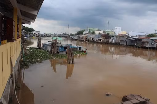 Đi vệ sinh phát hiện xác chết trôi sông
