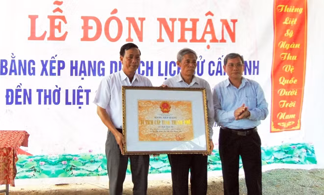 Trao Bằng công nhận di tích lịch sử cấp tỉnh cho Đền thờ liệt sĩ Núi Quế - Anh linh đài.