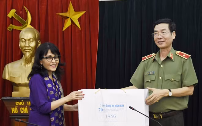 Thiếu tướng Phạm Văn Miên tặng quà bà Phó Đại sứ Nina Tshering La.