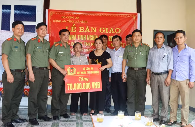 Công an tỉnh Hà Tĩnh bàn giao nhà tình nghĩa cho bà Đặng Thị Phương