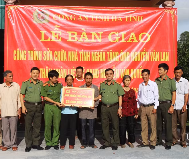 Công an tỉnh Hà Tĩnh cũng đã tổ chức khánh thành và bàn giao "nhà tình nghĩa” cho ông Nguyễn Văn Lan.