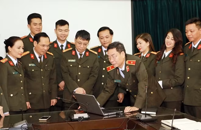 Thiếu tướng Phạm Văn Miên bấm nút chạy thử nghiệm phiên bản Tiếng Trung quốc Báo CAND điện tử.