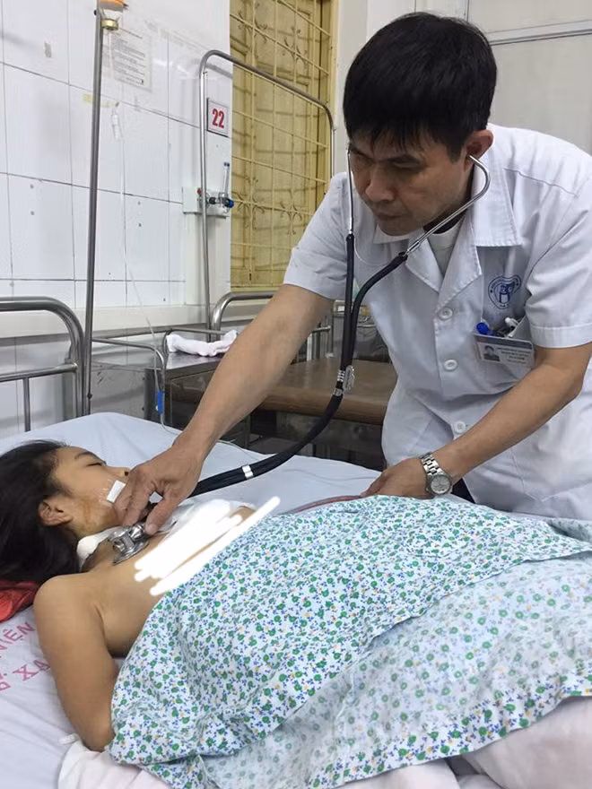 Bác sĩ thăm khám cho em Phương Uyên