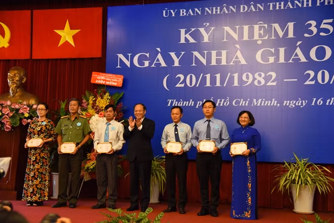 Đồng chí Tất Thành Cang, Phó Bí thư Thường trực Thành ủy trao "Kỷ niệm chương vì sự nghiệp GD-ĐT" của Bộ GD-ĐT cho các cá nhân.