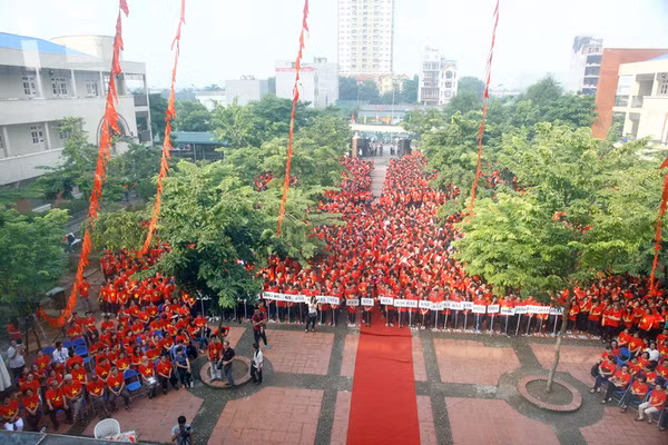 Học sinh Trường Lương Thế Vinh nhuộm đỏ sân trường trong lễ chào cờ đầu tuần Học sinh Trường Lương Thế Vinh nhuộm đỏ sân trường trong lễ chào cờ đầu tuần