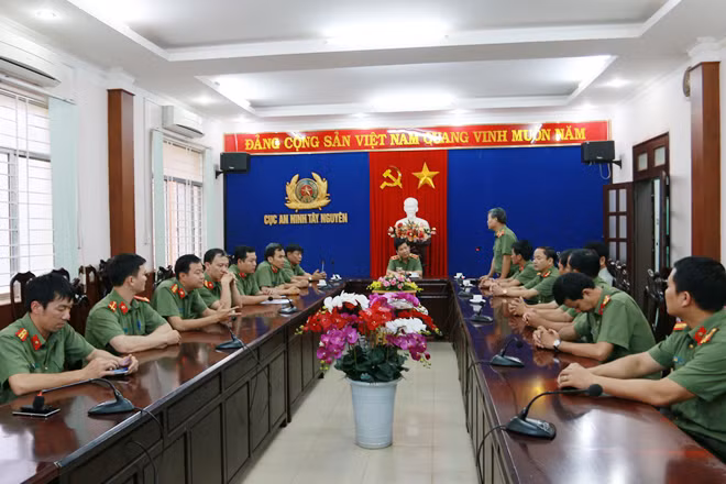 Thiếu tướng Nguyễn Xuân Hà, Cục trưởng Cục An ninh Tây Nguyên báo cáo những mặt công tác trọng tâm an ninh của đơn vị. Thiếu tướng Nguyễn Xuân Hà, Cục trưởng Cục An ninh Tây Nguyên báo cáo những mặt công tác trọng tâm an ninh của đơn vị.