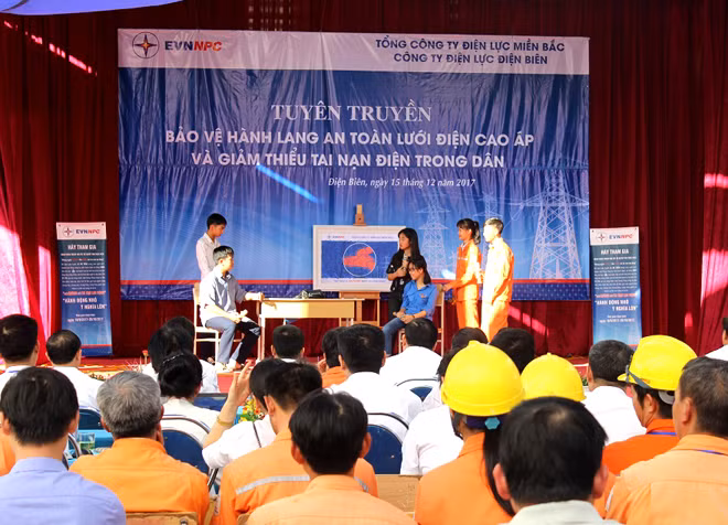 Các em học sinh Trường THPT Điện Biên thể hiện phần tiểu phẩm về an toàn lưới điện