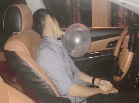 Tài xế ngủ gục miệng vẫn ngậm bóng bay!