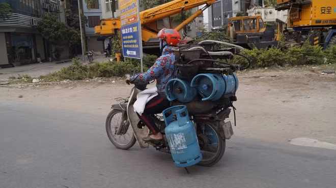 Xe cũ nát chở "bom" trên đường phố Hà Nội