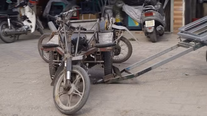 Chiếc xe máy quá đát chế tác thành xe 3 bánh để chở hàng gồ gề chiếm nhiều diện tích giao thông đi lại trên đường Nguyễn Trãi là nguyên nhân chính gây ùn tắc giao thông và gây nguy hiểm tính mạng người khác.