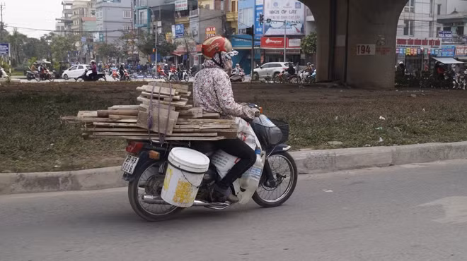 Chiếc xe supercub từ đời xưa vẫn được “gia cố” thêm những phụ kiện để chở hàng cồng kềnh gây mất an toàn giao thông trên đường Giải phóng.