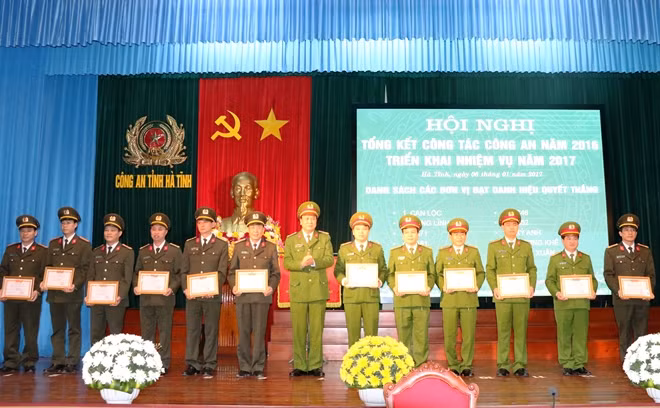 Đại tá Bùi Đình Quang - Phó giám đốc Công an tỉnh Hà Tĩnh trao danh hiệu đơn vị quyết thắng cho các đơn vị.