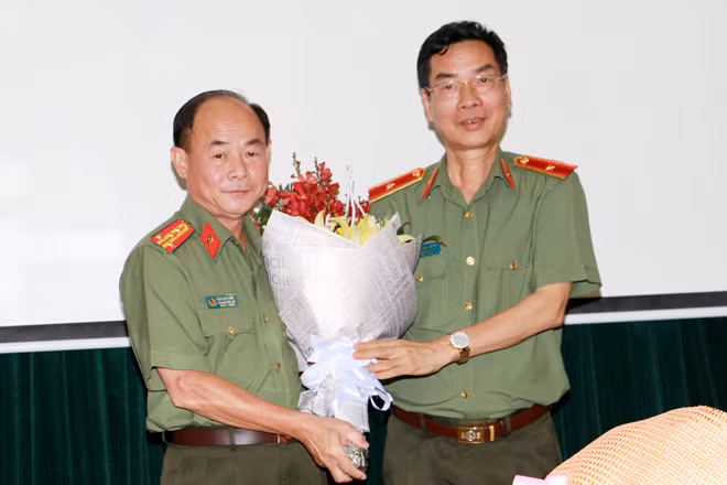 Thiếu tướng Phạm Văn Miên, Bí thư Đảng ủy, Tổng biên tập Báo CAND tặng hoa Đại tá Trần Kim Thẩm
