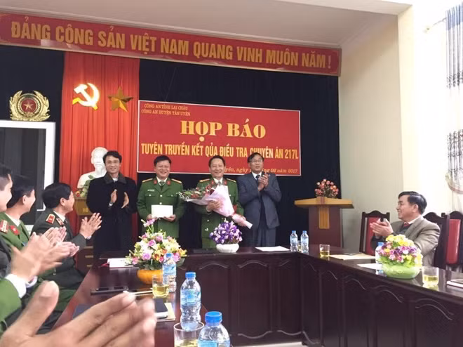 Cấp ủy chính quyền và Ban giám đốc Công an tỉnh Lai Châu khen thưởng ban chuyên án.