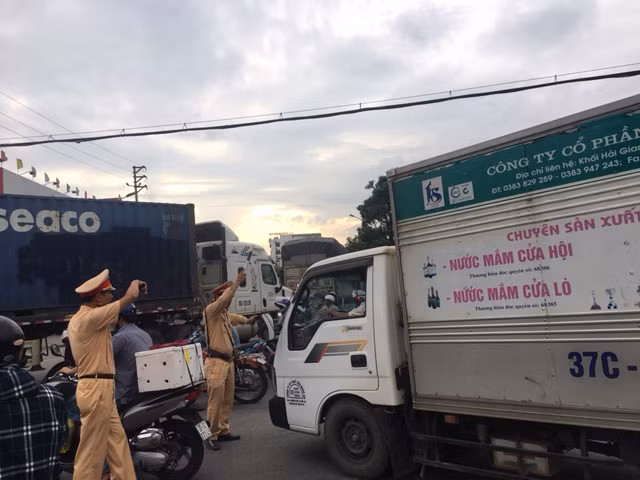 Lực lượng CSGT phân luồng đảm bảo TTATGT