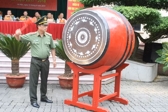 Thứ trưởng Nguyễn Văn Thành đánh trống khai giảng năm học mới ĐH PCCC