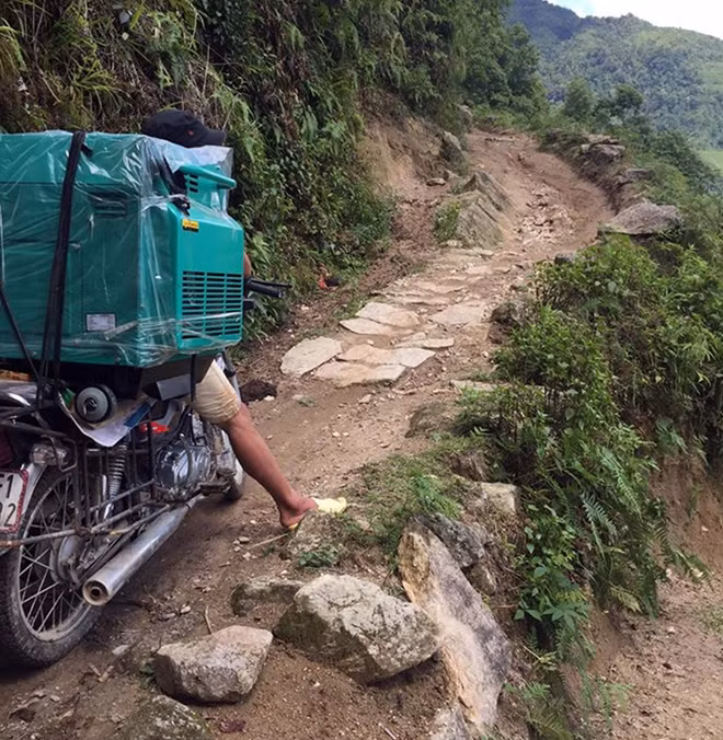Chở máy phát điện vào điểm Trường Chúng Phùng.