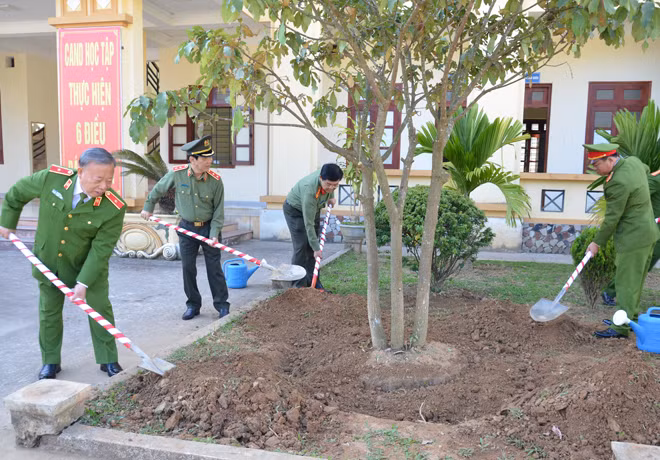Thứ trưởng Nguyễn Văn Sơn trồng cây lưu niệm tại khuôn viên Nhà truyền thống Công an tỉnh Điện Biên Thứ trưởng Nguyễn Văn Sơn trồng cây lưu niệm tại khuôn viên Nhà truyền thống Công an tỉnh Điện Biên