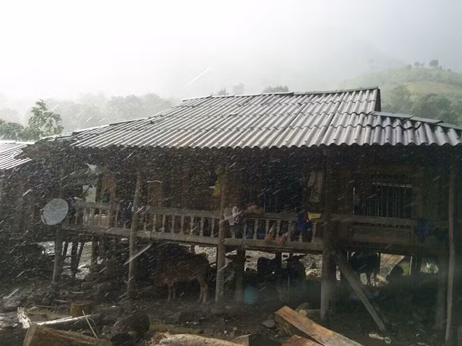 Cơn mưa rừng bất chợt không xua tan đi nỗi lo âu của bà con vùng rốn lũ Mường La