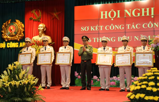 Bộ trưởng Tô Lâm trao Bằng chứng nhận Huân chương Quân công cho 6 cá nhân là lãnh đạo các đơn vị, địa phương có thành tích xuất sắc. Bộ trưởng Tô Lâm trao Bằng chứng nhận Huân chương Quân công cho 6 cá nhân là lãnh đạo các đơn vị, địa phương có thành tích xuất sắc.