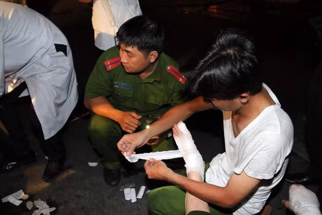 Nhiều chiến sĩ Cảnh sát PCCC bị thương trong khi dập lửa.