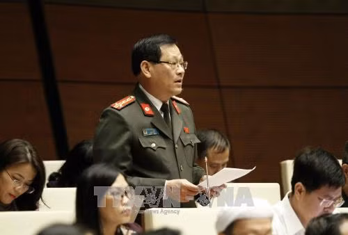 Đại biểu Nguyễn Hữu Cầu (Nghệ An) tranh luận tại Quốc hội