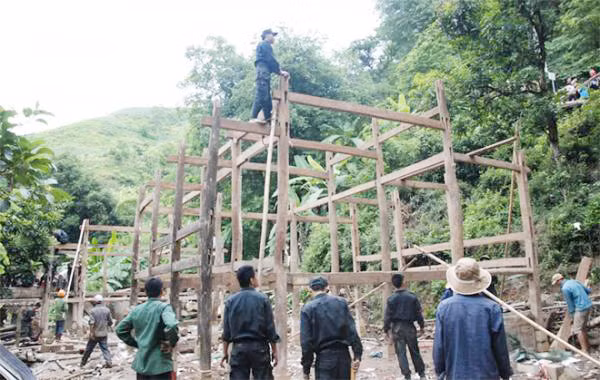 Giúp dân sửa chữa nhà cửa sau cơn lũ