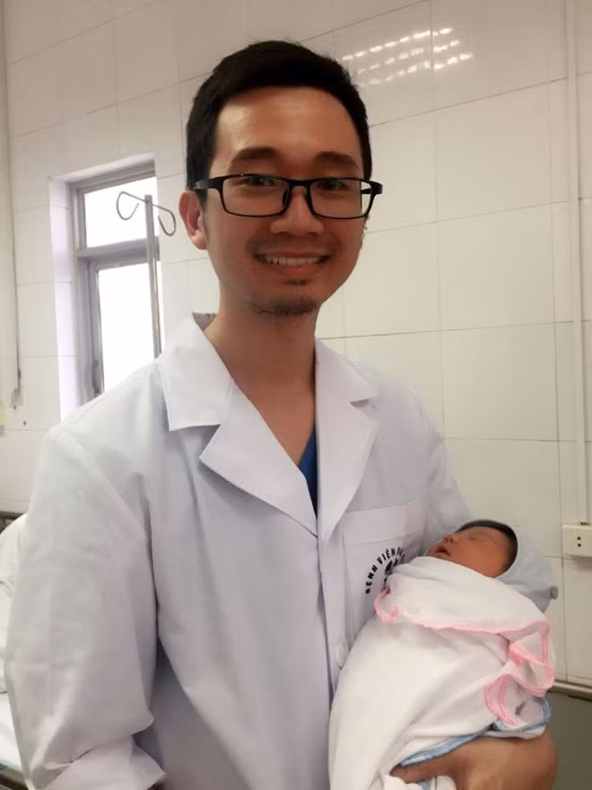 Bác sỹ Vương Vũ Việt Hà vui mừng bế em bé đầu tiên chào đời bằng phương pháp trữ đông lạnh trứng tại Bệnh viện Bưu điện