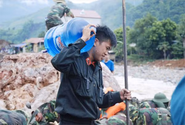 Sau đó toàn bộ lương thực, nước uống được đặt lên vai các chiến sĩ hành quân bộ hàng chục cây số