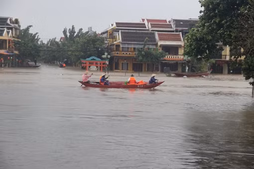 Phố cổ Hội An ngập trong nước lũ, nhiều tuyến đường bị chia cắt