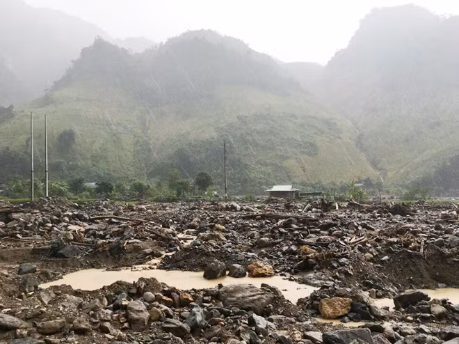 Rốn lũ Mường La vẫn tan hoang sau một tháng lũ quét đi qua.