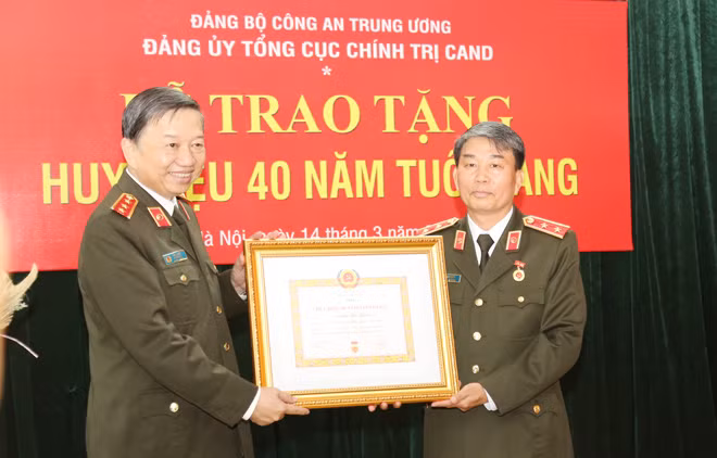 Bộ trưởng Tô Lâm trao Huy hiệu 40 năm tuổi Đảng tặng Trung tướng Trần Bá Thiều