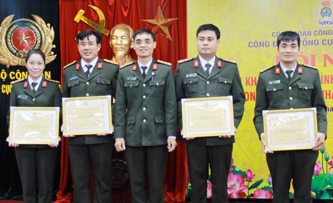 Các công đoàn cơ sở xuất sắc nhận bằng khen của Công đoàn CAND