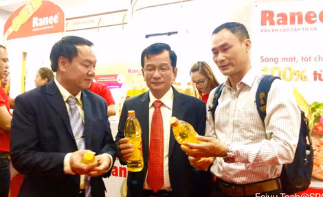 Tại Hội chợ Cá Tra nhãn hàng Dầu ăn cao cấp Ranee thu hút sự quan tâm của lãnh đạo các cơ quan Bộ, ngành TW. Tại Hội chợ Cá Tra nhãn hàng Dầu ăn cao cấp Ranee thu hút sự quan tâm của lãnh đạo các cơ quan Bộ, ngành TW.