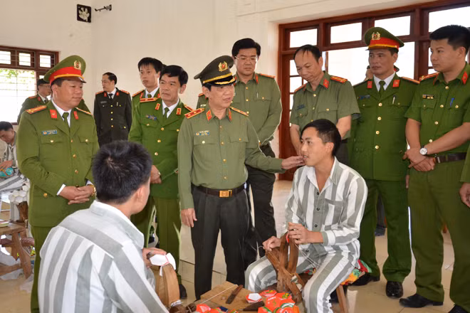 Thứ trưởng Nguyễn Văn Sơn thăm hỏi, động viên các phạm nhân Thứ trưởng Nguyễn Văn Sơn thăm hỏi, động viên các phạm nhân