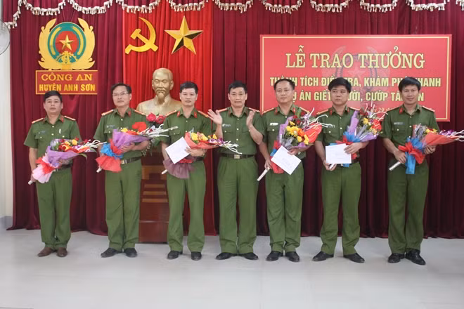 Trao thưởng cho tập thể và các cá nhân.