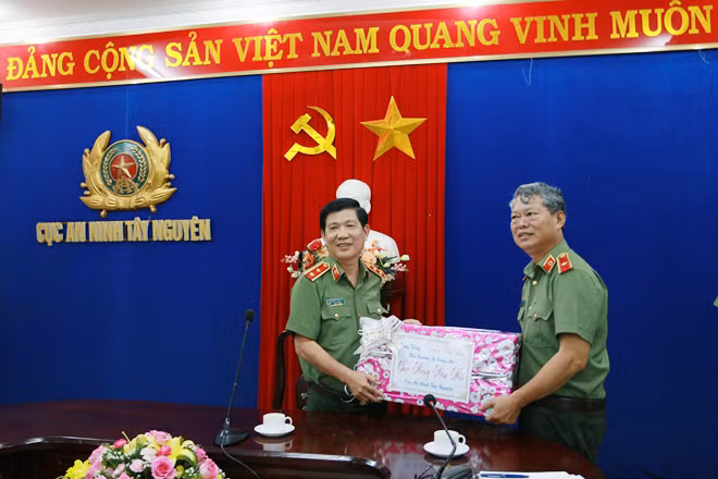 Thứ trưởng Nguyễn Văn Sơn tặng quà CBCS Cục An ninh Tây Nguyên. Thứ trưởng Nguyễn Văn Sơn tặng quà CBCS Cục An ninh Tây Nguyên.