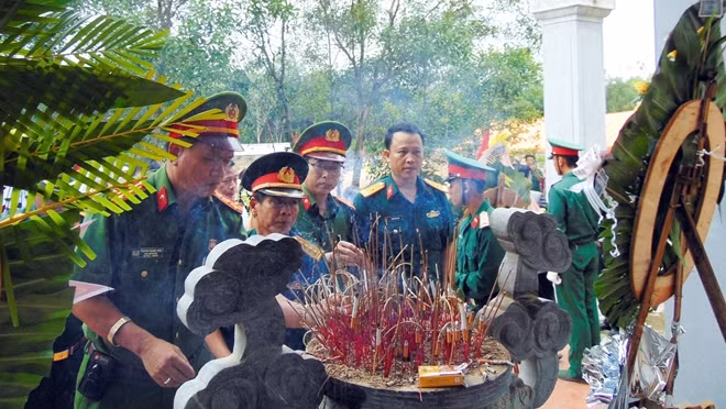Thắp hương tưởng niệm các liệt sĩ