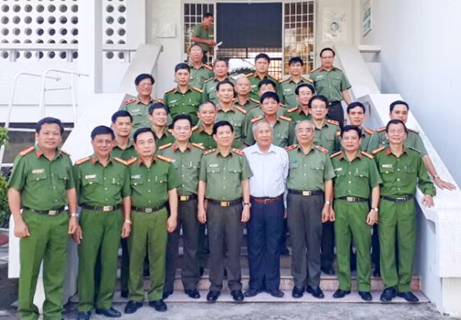 Thứ trưởng Nguyễn Văn Sơn và các đại biểu dự giao ban.