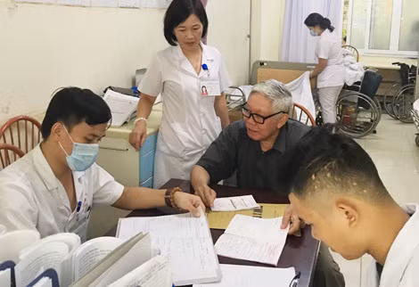 Các bác sĩ Khoa Ngoại làm việc rất vất vả vì số bệnh nhân tăng vọt