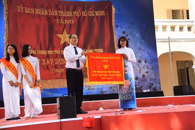 Bí thư Thành ủy Nguyễn Thiện Nhân tặng bức chướng cho thầy trò Trường THPT Petrus Ký Lê Hồng Phong