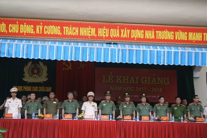 Các đại biểu dự Lễ khai giảng