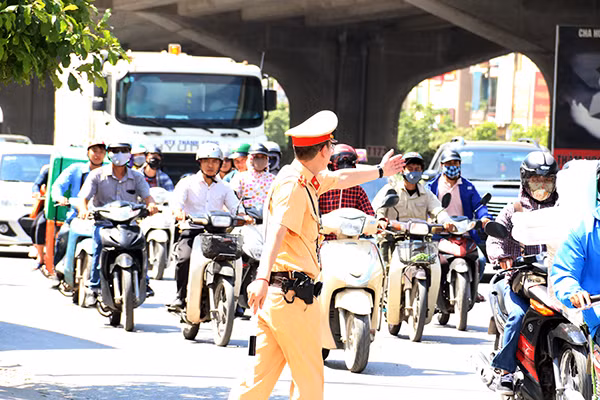 Ngã tư Khuất Duy Tiến (Quận Thanh Xuân, Thành Phố Hà Nội) vào thời điểm 10h sáng ngày 3-6, nhiệt độ đã lên tới 40 độ C khiến ai cũng cảm thấy khó thở, ngột ngạt.