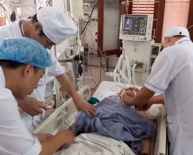 Chị Thu đang cấp cứu tại bệnh viện.