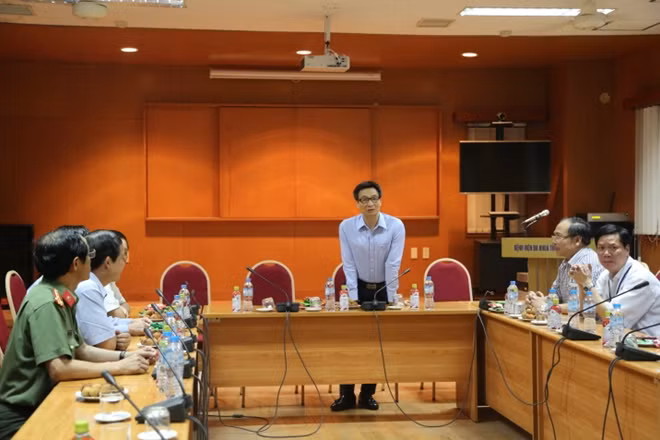 Phó Thủ tướng Vũ Đức Đam phát biểu tại buổi làm việc với các cơ quan chức năng tỉnh Hòa Bình