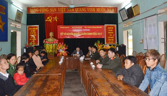 Đại diện Báo CAND thăm hỏi, tặng quà bà con xã Kim Quan, huyện Sơn Dương.